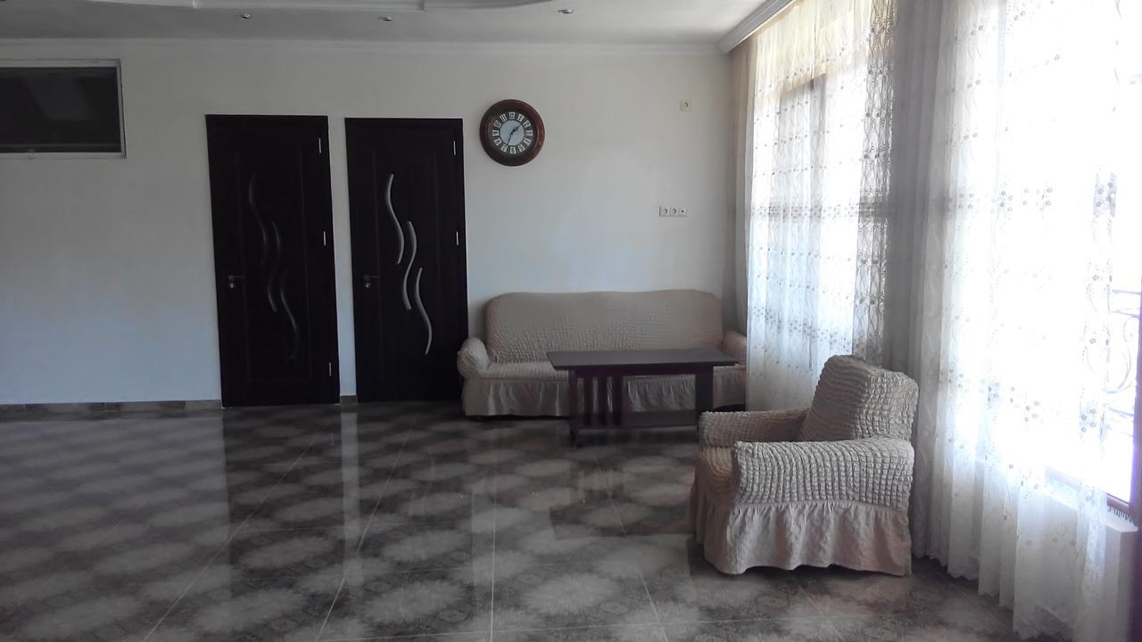 Guest House Vitali Gonio Bagian luar foto
